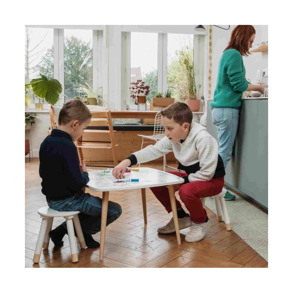 Σετ τραπέζι με επιφάνεια χρωματισμού + 2 σκαμπό - Δάσος Σετ τραπέζι με επιφάνεια χρωματισμού + 2 σκαμπό - Δάσος