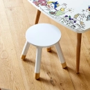 Σετ τραπέζι με επιφάνεια χρωματισμού + 2 σκαμπό - Δάσος Σετ τραπέζι με επιφάνεια χρωματισμού + 2 σκαμπό - Δάσος