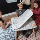 Σετ τραπέζι με επιφάνεια χρωματισμού + 2 σκαμπό - Δάσος Σετ τραπέζι με επιφάνεια χρωματισμού + 2 σκαμπό - Δάσος